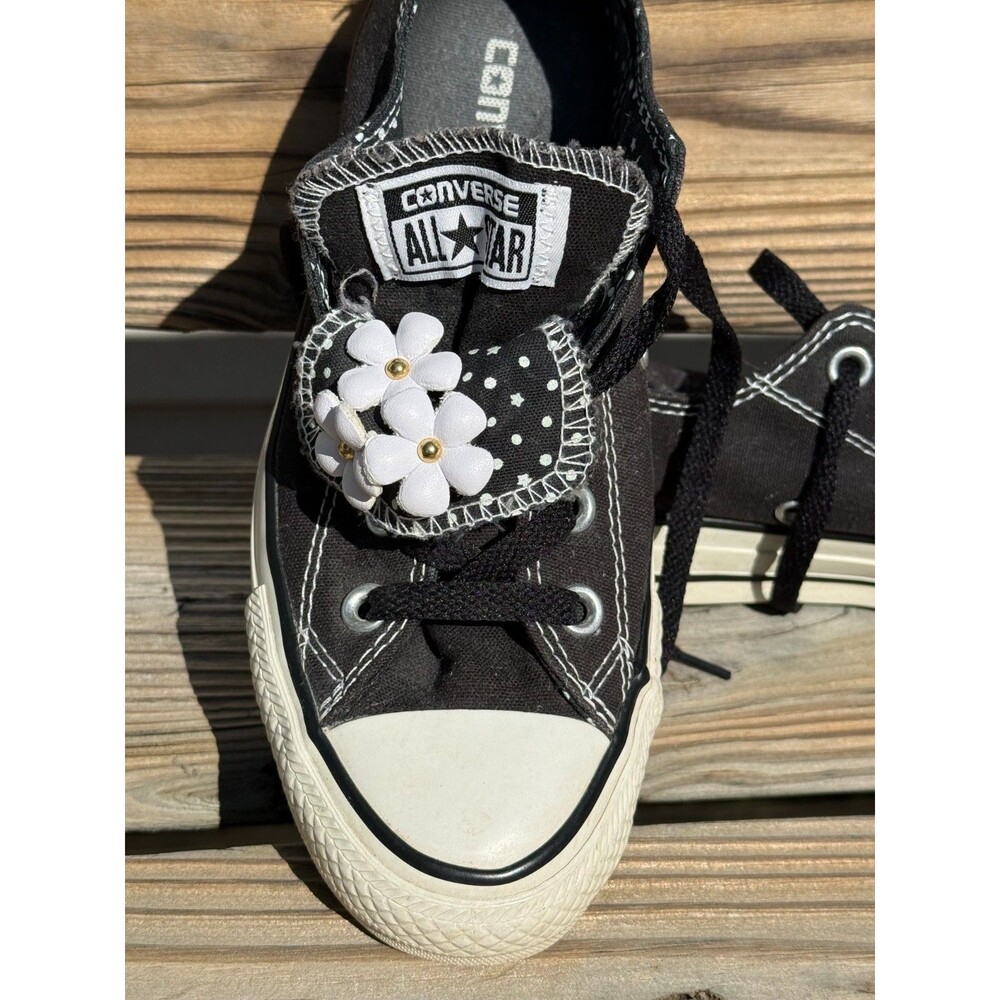 Converse All Star Kids Shoe Sz 4 Black Double Tongue Daisy Flower Charms 547213F